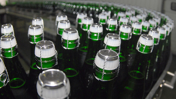 Онлайн-продажу алкоголя в России отложили на год - Минфин