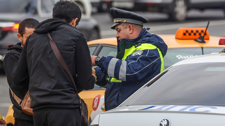 Новый год по новым правилам: мигрантов обязали уведомлять МВД о начале работы в России
