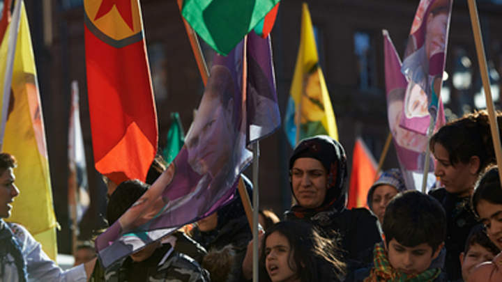 Боевики загоняли митингующих против них женщин Сирии в подвалы автоматами