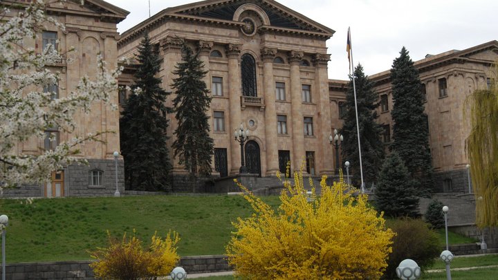 В Армении депутата от оппозиционной партии силой увели с трибуны парламента