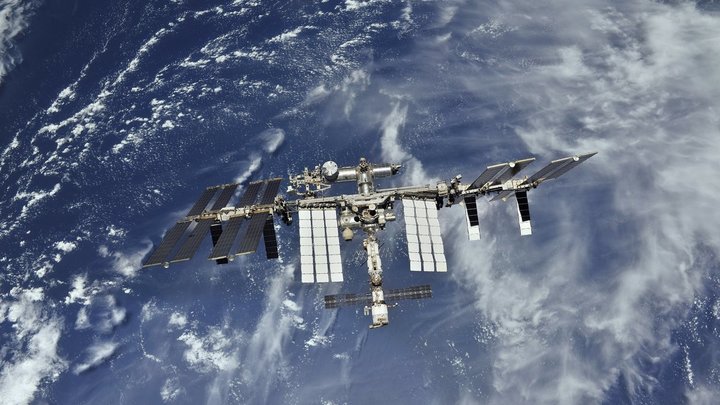 Космический корабль Союз МС-12 с тремя космонавтами на борту стартовал к МКС с космодрома Байконур - видео