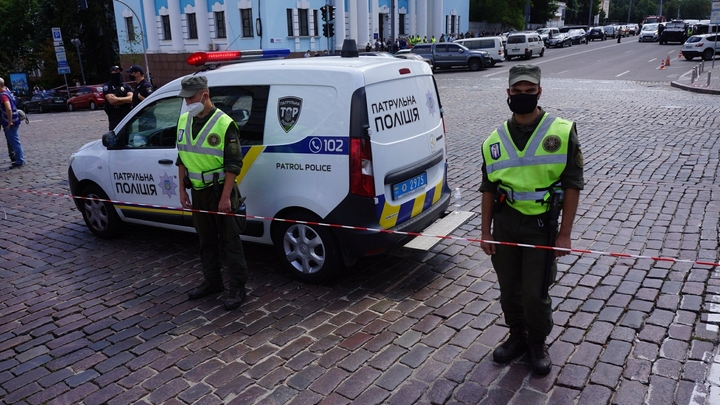 Здесь война! Неонацисты устроили драку с полицией в Киеве