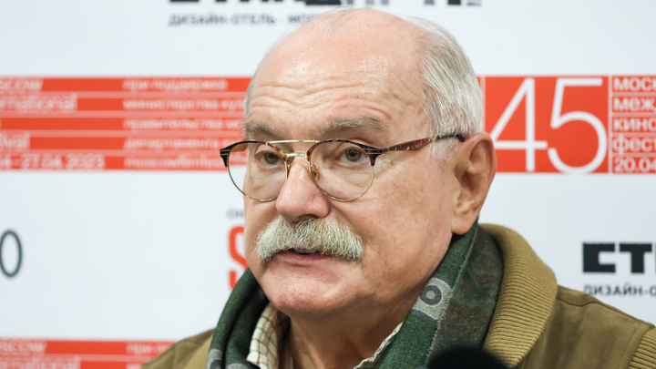 Стыдливое стирание: Никита Михалков не прошёл мимо темы крестопада в России