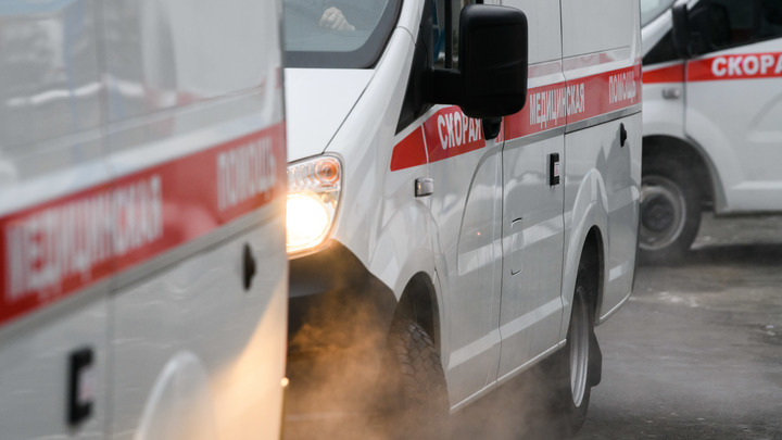 Грузовик Минобороны попал в ДТП. С места людей в военной форме увезли на скорой - источник