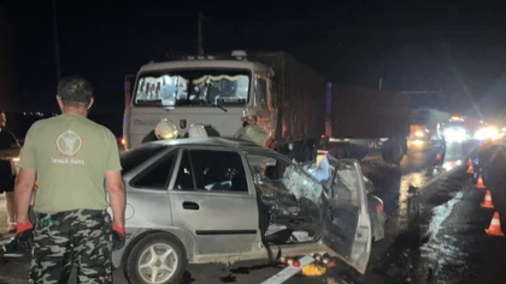 На Кубани в аварии с грузовиком погибли две женщины и ребёнок