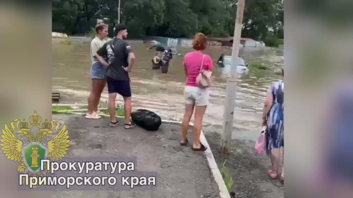В Уссурийске спасатели начали эвакуацию жителей из-за прорыва дамбы