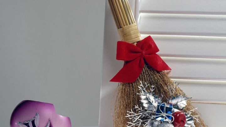 Прислуга доводит элиту до белого каления. Строптивых предлагают гнать в шею