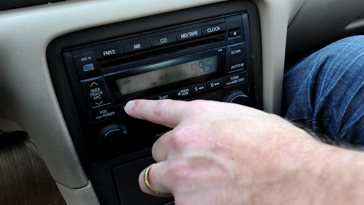 Сатановский задал известному банку неудобный вопрос о девочках и наркотиках