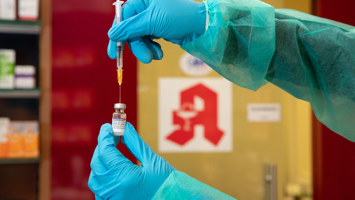 Выдохнем ли к весне?: Иммунолог назвал три пути развития пандемии