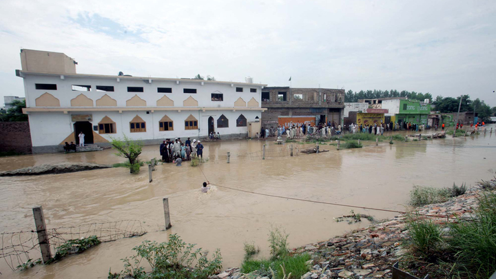 Катастрофа в Пакистане: Люди остались без еды и жилья, в затопленных районах плавают змеи