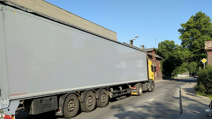 Днепропетровск в огне. Россия ударила по грузовикам с оружием - источник