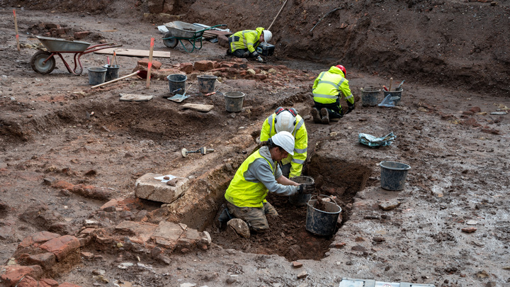Археологи обнаружили предметы XVIII века на месте будущего фонтана в Вологде