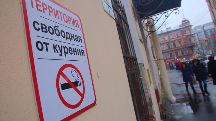 Минздрав будет сопротивляться попыткам вернуть в аэропорты курилки