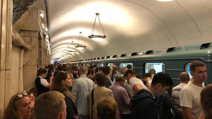 Зеленую ветку московского метро может парализовать - сломался поезд