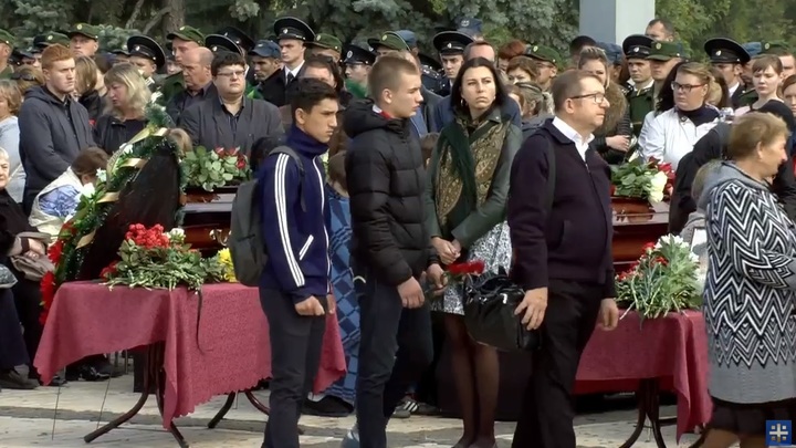 Тысячи человек прощаются с жертвами керченского стрелка. Онлайн-трансляция