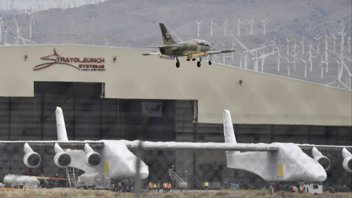 Гигантский самолет-платформа Stratolaunch удвоил скорость разгона на испытаниях в США