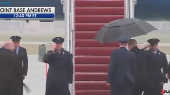 Трамп снова проиграл в схватке с непокорным зонтом. Видео