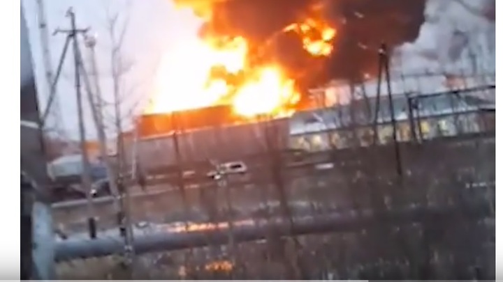 «Раздался взрыв, потом все заполыхало». Видео горящей нефтебазы в ХМАО