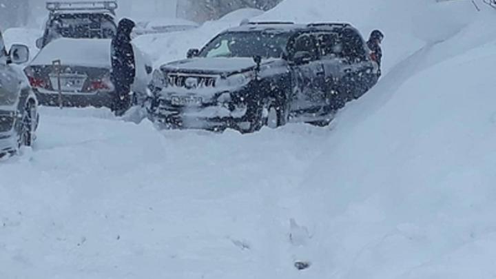 «Полный завал, каток. Машины все в лепешку»: На трассе «Дон» из-за снегопада столкнулись 13 авто - видео