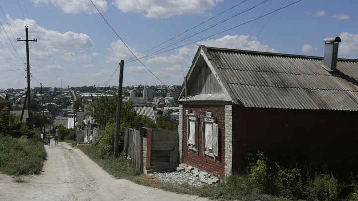 Дорога в Саратовской области обвалилась из-за кражи канализационных труб