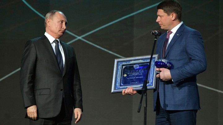 Авторы проекта Борт Тюрикова. Возвращение получили премию РГО из рук Владимира Путина