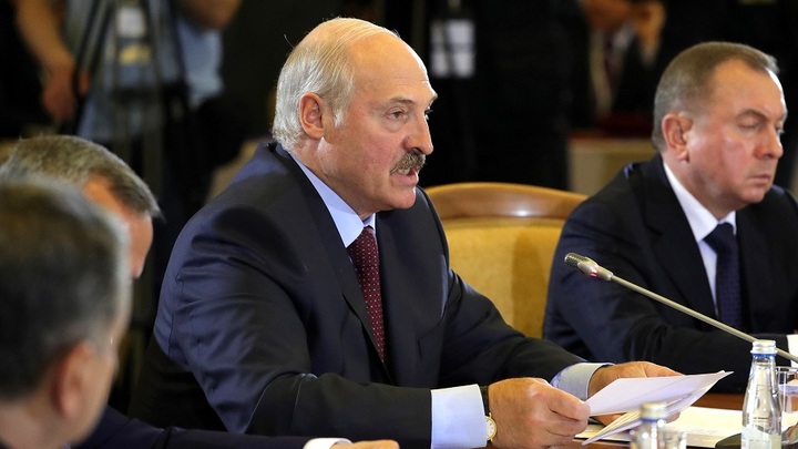 Лукашенко обвинил Россию в поставке топлива для танков украинских карателей в Донбасс