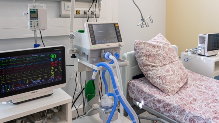 Изрезанную одноклассницей школьницу из Химок перевели из реанимации в отделение хирургии