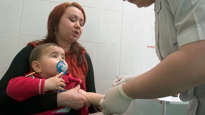 Опыты на детях: в Петербурге проведут испытания вакцины от гриппа на малышах от 6 месяцев