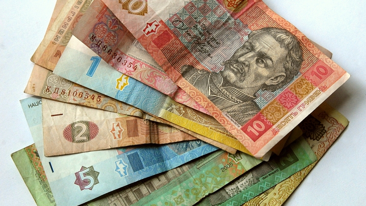 Гривны в рулонах: На Украине начали продавать деньги в новом формате