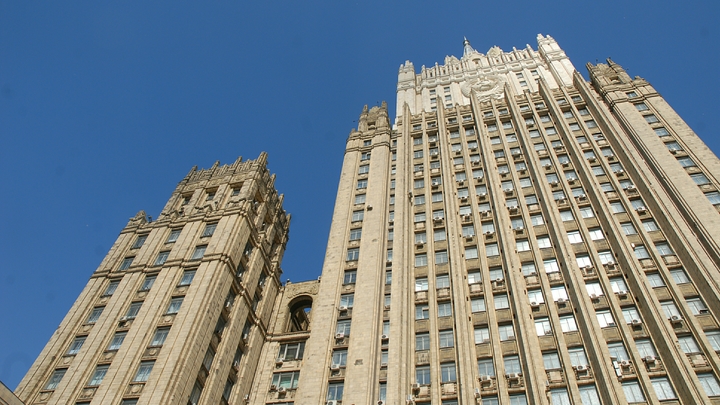 Маски сброшены: МИД России о заявлении продюсера ВВС про постановочную химатаку в Сирии
