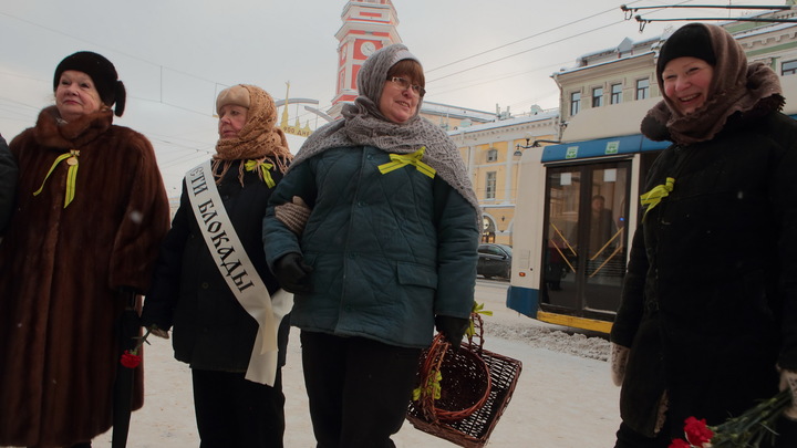 Питерская чиновница назвала блокадницу уважаемым и поздравила с 850-летием