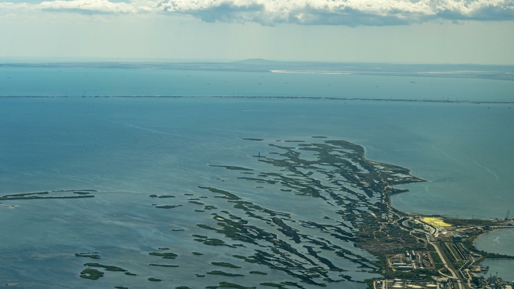 Украинские СМИ разместили в Азовском море, где бычки еле-еле под воду спинные плавники прячут, 8 подлодок России