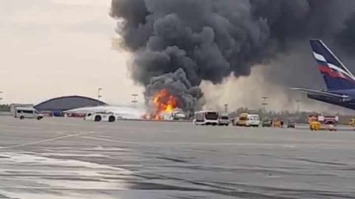 Выжило только 37 человек. Пожар на SSJ-100 заставил кричать заслуженного лётчика России