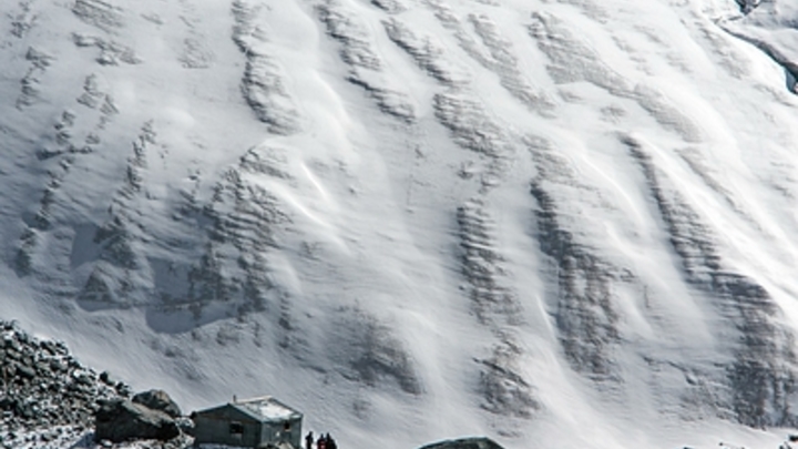 Два тела пролежат под снегом ещё полтора месяца: Спасатели сворачивают операцию в горах Алтая