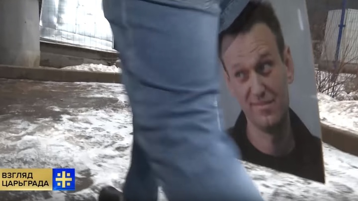 Портрет в лифте: Навального надо было вызволять из мусорки, но мы не стали