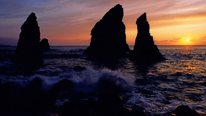 Сюрприз от шторма Деннис: Корабль-призрак из Африки прибило к скалам в Ирландии