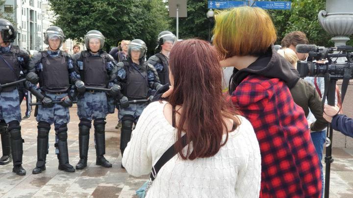 Сегодня бутылку бросил, завтра стулом запустит: Путин напомнил митингующим о законе