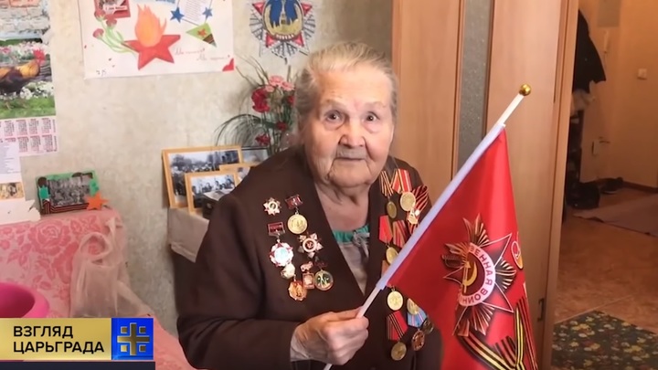 Живые истории о войне и рецепты: 97-летняя ветеран покорила Instagram