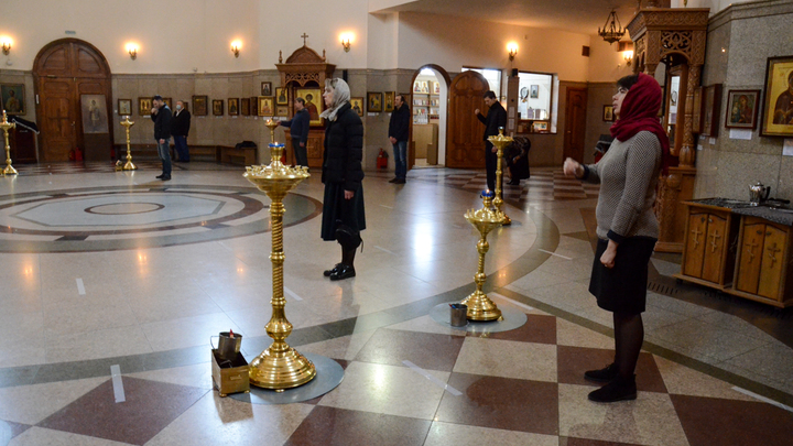 Челябинские храмы готовят к Пасхе уличные колонки