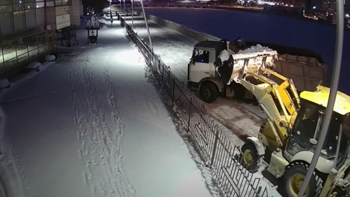 В Челябинске гранитную набережную за 55 млн руб греб ковшом трактор (видео)