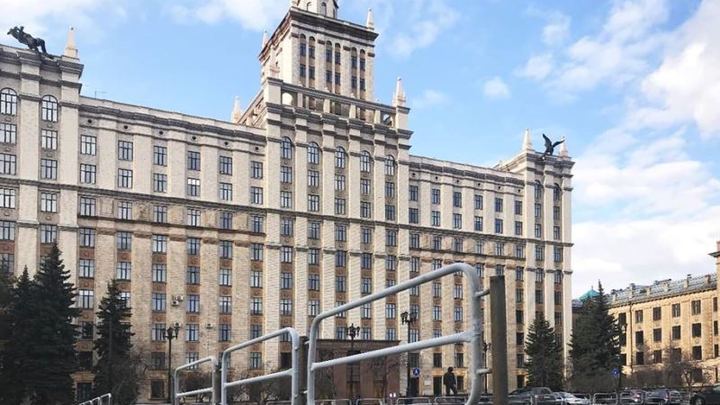 В Челябинске площадь возле ЮУрГУ вновь оградили дурацким забором