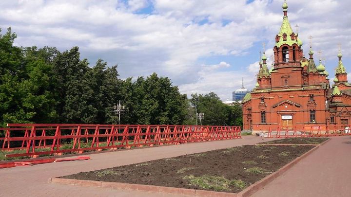 Храм переезжает: зачем на Алом поле оградили церковь