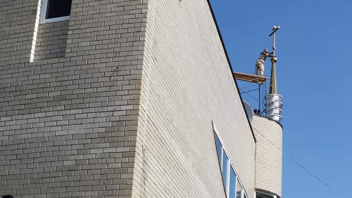 В Челябинске на крыше дублера храма Александра Невского на Алом поле воздвигли крест