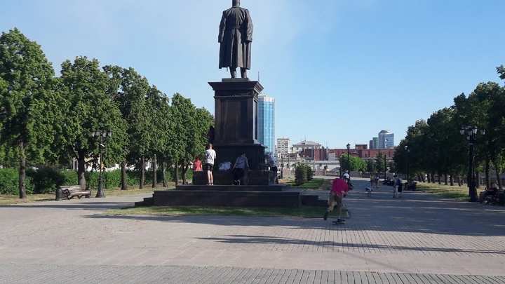 В Челябинске скейтеры катаются на постаменте памятника Столыпину