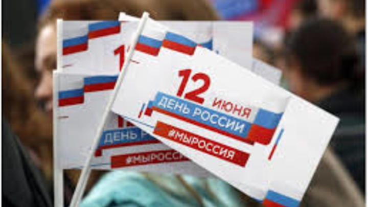 В День России губернатор Травников возложил цветы к памятнику Героев