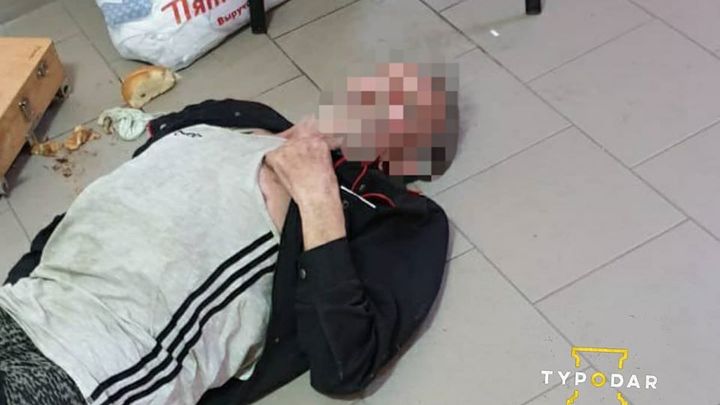 Бездомного старика из подъезда многоэтажки в Краснодаре отправили в больницу