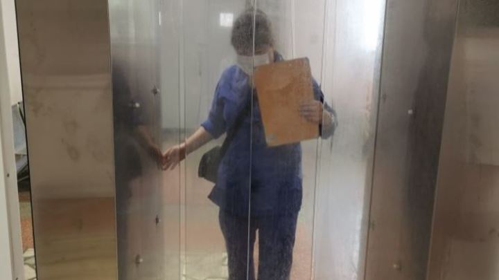 В приемном покое челябинской больницы поставили дезинфицирующие кабины