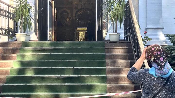 В отели и ТЦ – добро пожаловать, но храмы по-прежнему под запретом