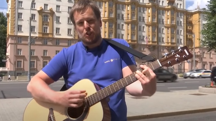 Американцев поставили на место у их же посольства в Москве: Ваши супергерои - просто геи в трико