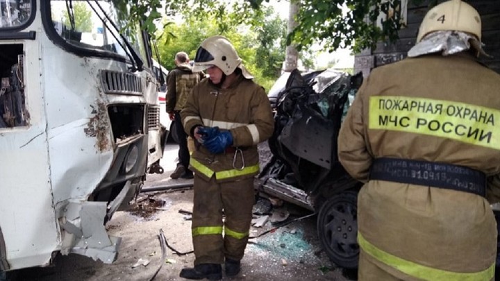 В Кургане иномарка врезалась в пассажирский автобус